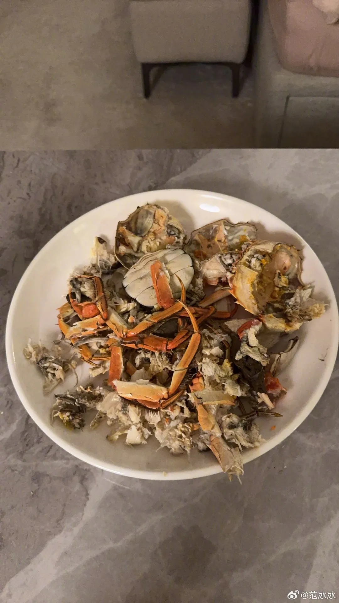范冰冰一口氣吃了3隻大閘蟹。翻攝范冰冰微博