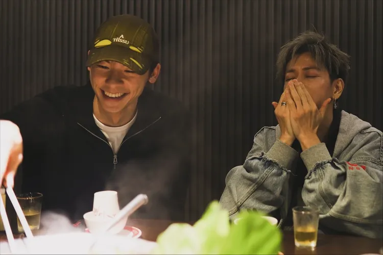 许光汉与佐藤健一起吃太和殿麻辣火锅，佐藤健表情一副辣到受不了。翻摄佐藤健IG