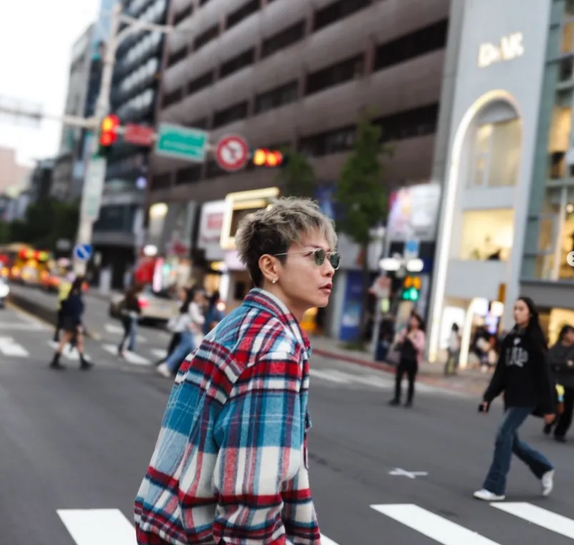 佐藤健在中山商圈拍帅照。翻摄佐藤健IG