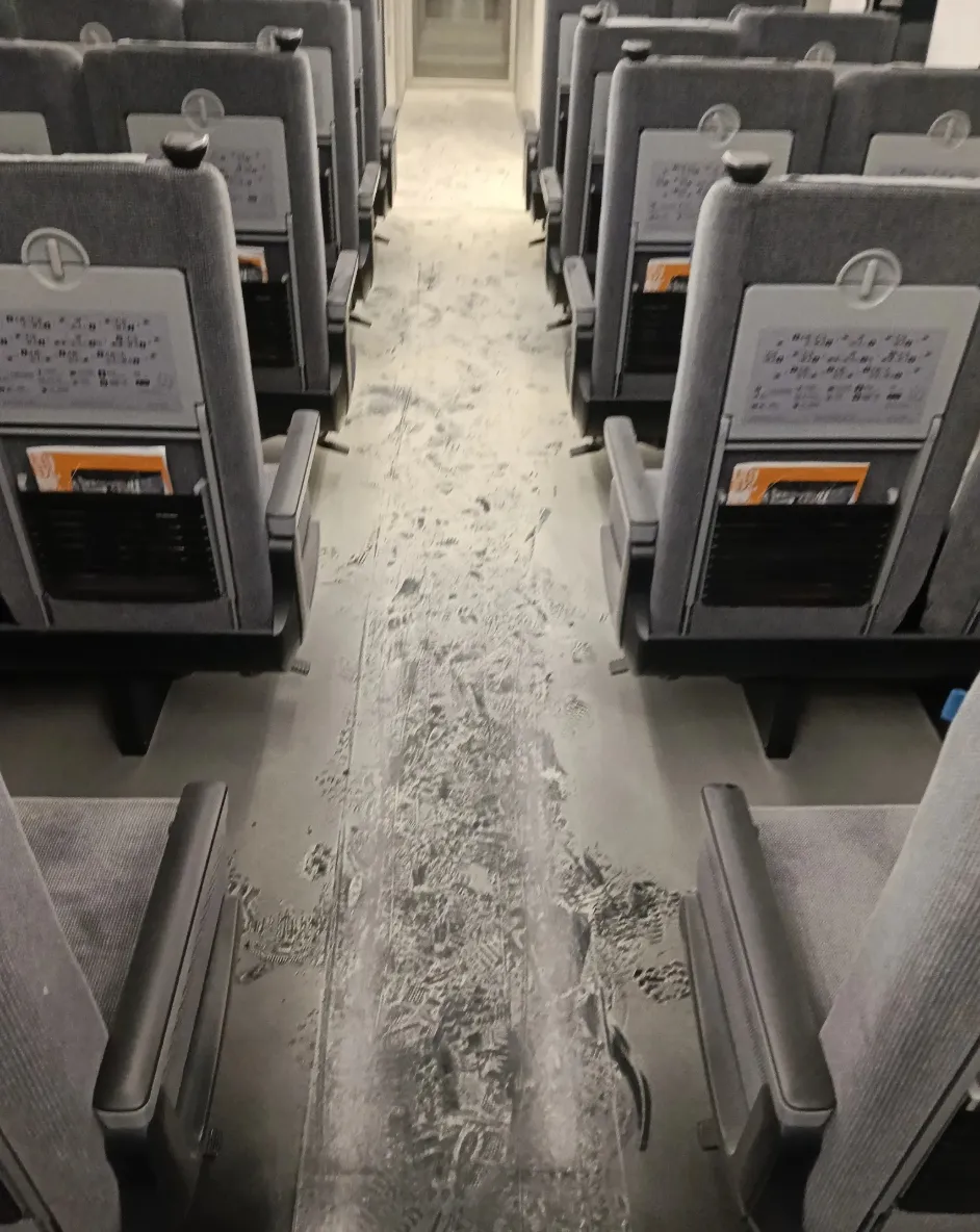 嫌犯遭到其他旅客压制，现场一片狼藉。翻摄自Threads