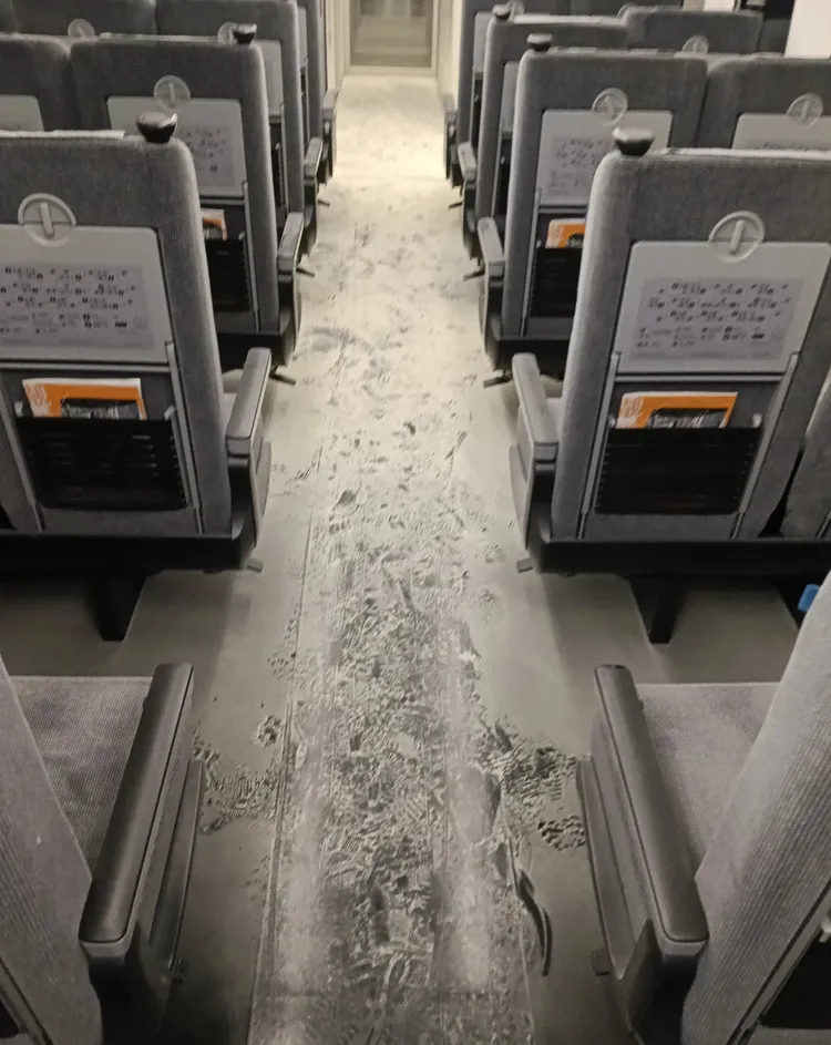 嫌犯遭到其他旅客壓制，現場一片狼藉。翻攝自Threads