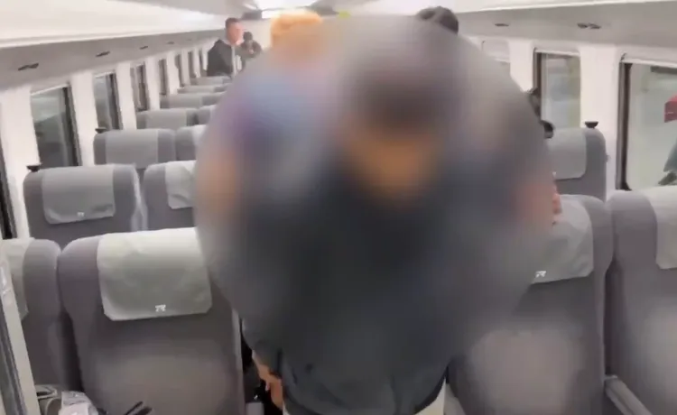 男性旅客在自强号车厢拿起灭火器乱喷，整个车厢白蒙蒙一片，地上也都是粉末。翻摄画面