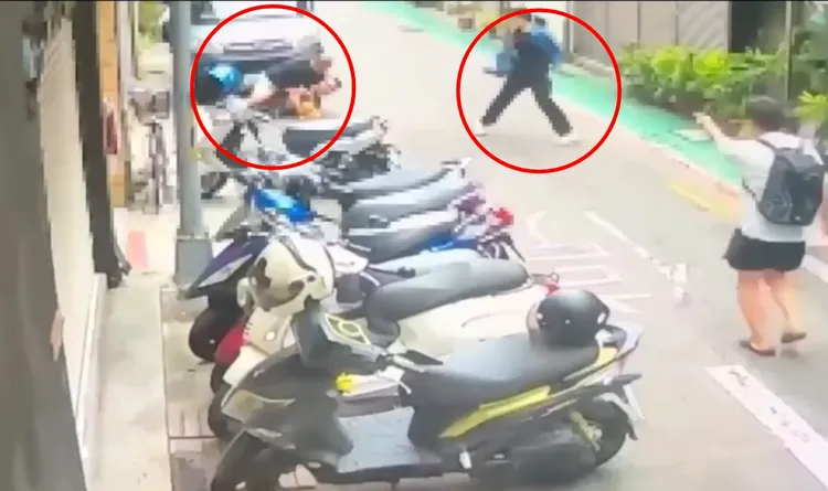 中山分局警員扮成路跑民眾，隨即壓制車手(圖左)，被害人(圖右)見狀嚇得倒退十幾公尺，驚覺是騙局一場。翻攝畫面