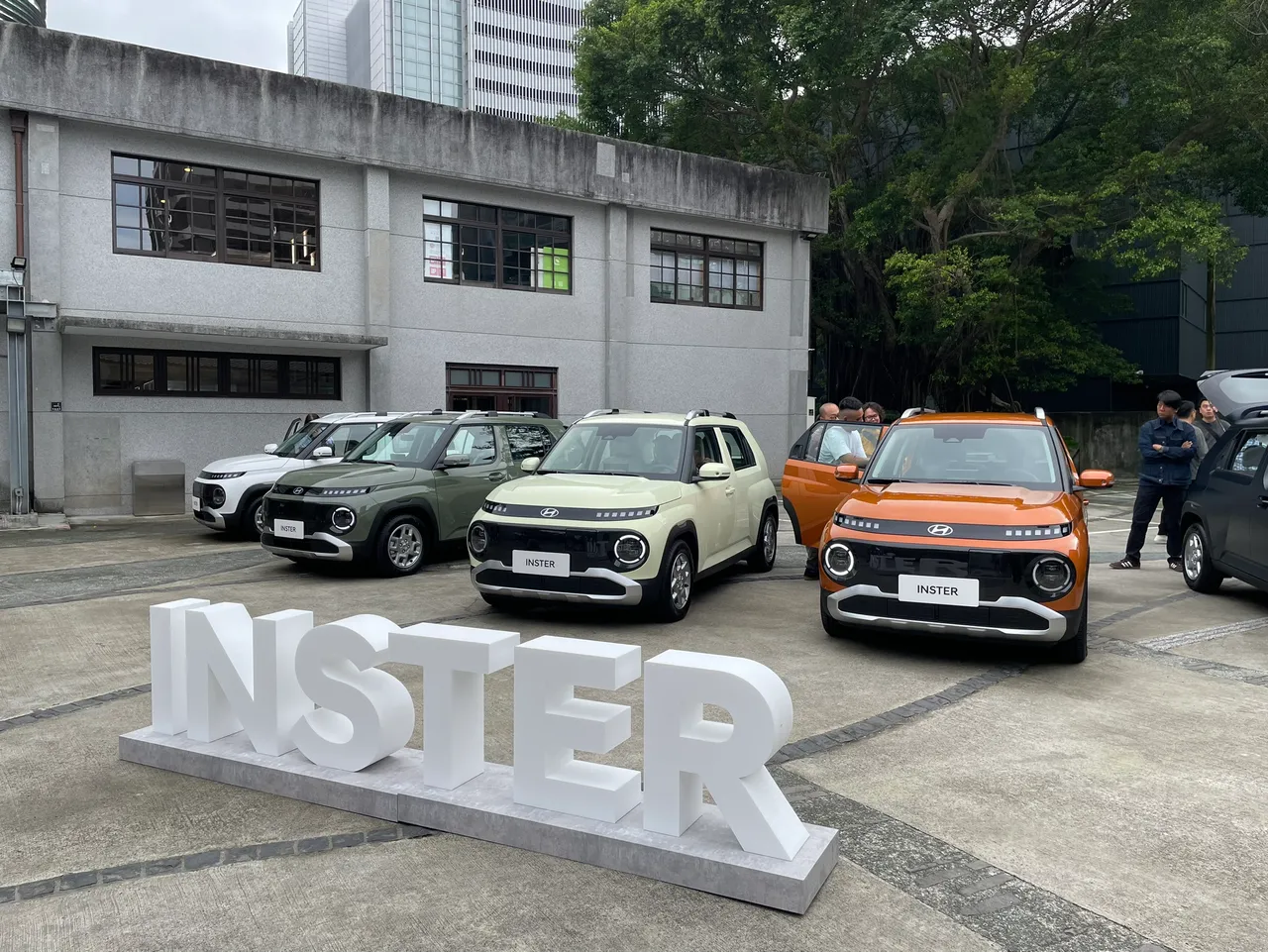 INSTER提供鹅黄、橘、军绿、消光银、消光蓝等多款缤纷车色。林浩升摄