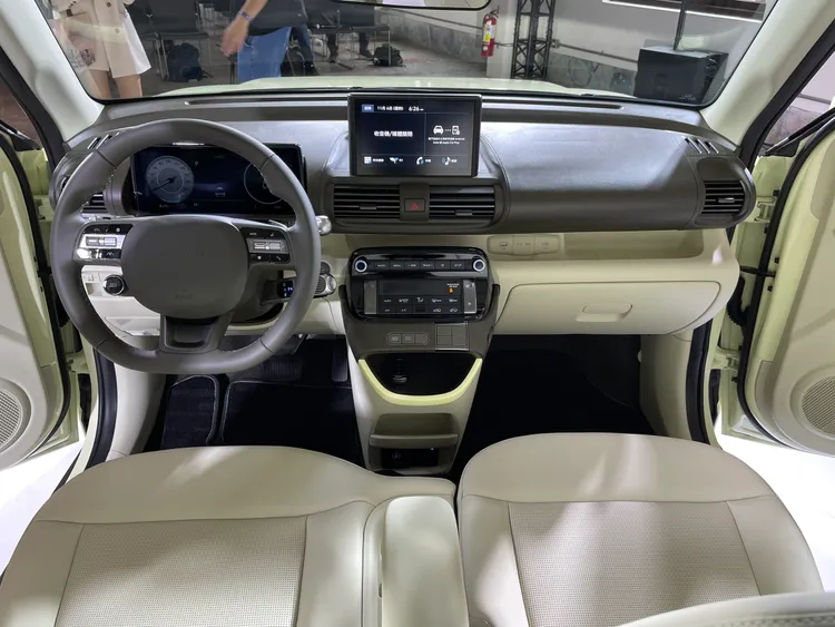 車艙採跳色設計與簡約線條，配置10.25吋數位儀表 與8吋多媒體螢幕。林浩昇攝