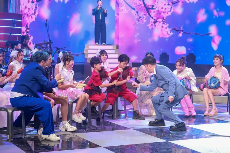 澎湖七美鄉親進棚錄影，陽帆（右）化身瘋狂指揮，笑翻眾人。民視提供