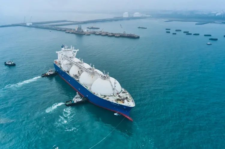 中油「三接」连环爆出预算浮编疑云后，今又遭质疑三接沉箱工程混凝土运送时间过久致硬度不足，中油今澄清运送时间约45至60分钟符合契约规范。图为中油天然气船。中油提供