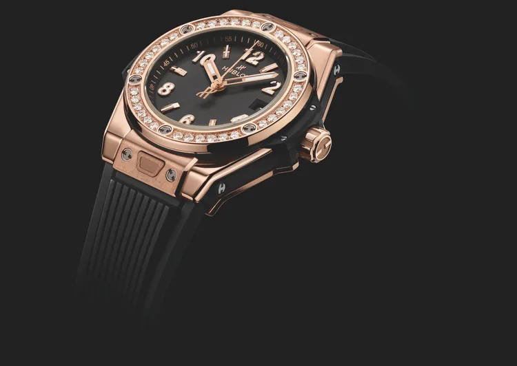 Hublot Big Bang One Click皇金鑽錶，33mm，拋光皇金錶殼（錶圈鑲嵌36顆鑽石，總重約0.76克拉），霧黑面盤，黑色立體橡膠錶帶，HUB1120自動上鍊機芯，動力儲存約40小時，防水深度100米，85萬3000元。品牌提供