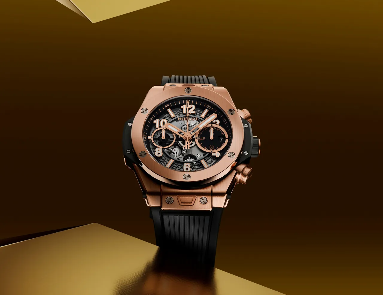 Hublot Big Bang Unico皇金計時碼錶，44mm，拋光及緞面18K皇金錶殼，啞光黑色鏤空式面盤，黑色立體橡膠錶帶，MHUB1280自製UNICO自動上鍊飛返計時機芯，動力儲存約72小時，防水深度100米，145萬9000元。品牌提供
