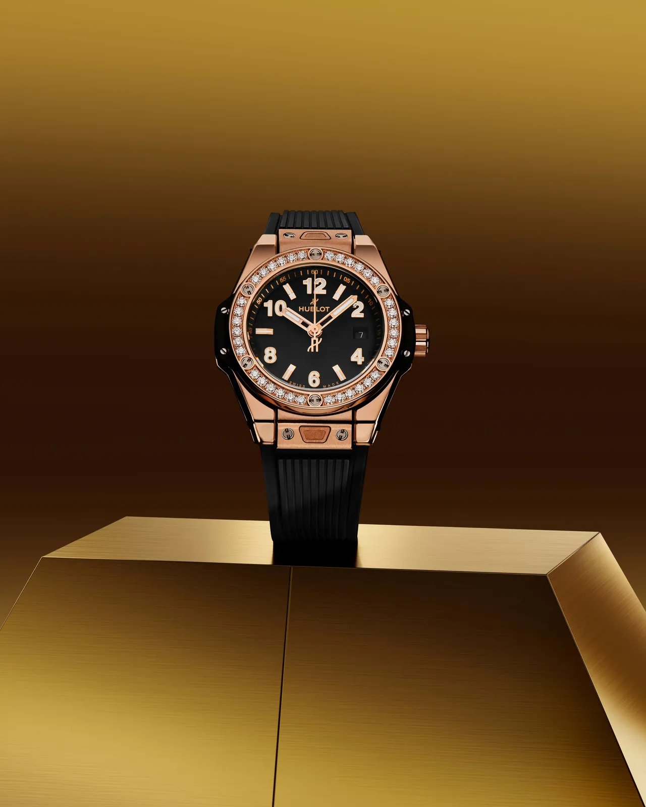 Hublot Big Bang One Click皇金鑽錶，33mm，拋光皇金錶殼（錶圈鑲嵌36顆鑽石，總重約0.76克拉），霧黑面盤，黑色立體橡膠錶帶，HUB1120自動上鍊機芯，動力儲存約40小時，防水深度100米，85萬3000元。品牌提供