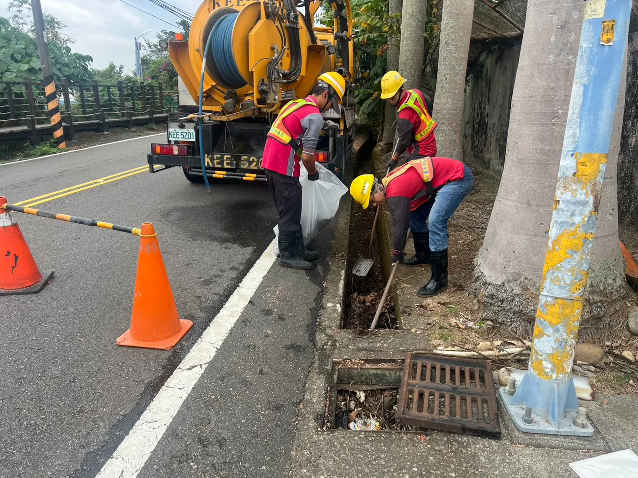 中市府加强清除排水孔盖上方树叶等杂物，避免影响排水功能。市府提供