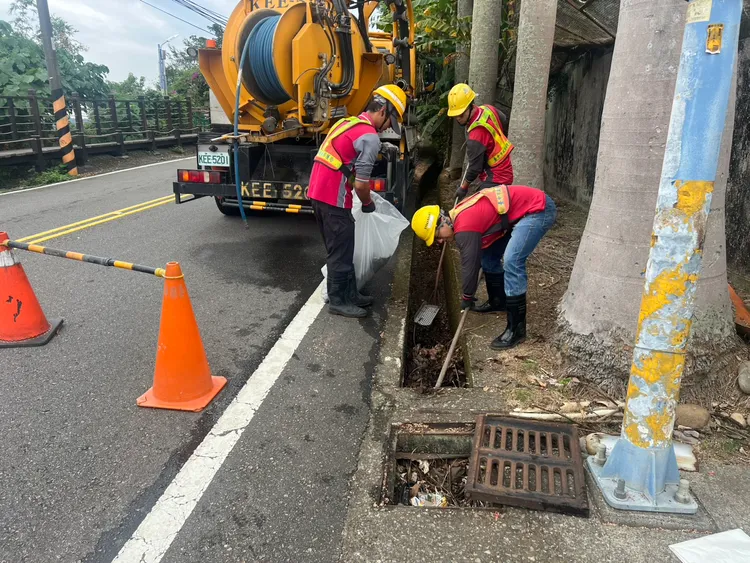 中市府加強清除排水孔蓋上方樹葉等雜物，避免影響排水功能。市府提供