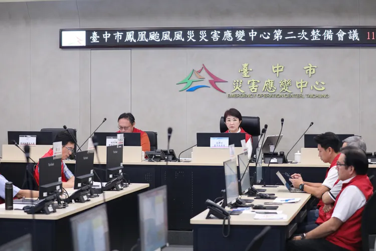 台中市长卢秀燕今天下午主持凤凰台风灾害应变中心第二次整备会议，指示各单位全力防台。市府提供