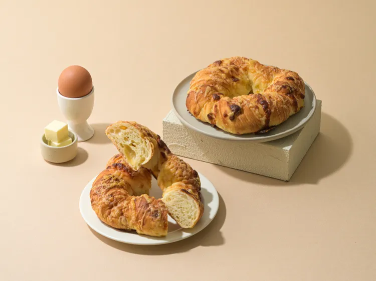 「艾曼達芝士」（70元）在麵團中揉入了19號奶油乳酪、披薩絲和煙燻乳酪，搭配外表烤的酥酥脆脆的艾曼達起司，鹹香柔潤，很適合搭酒。19號發酵奶油提供