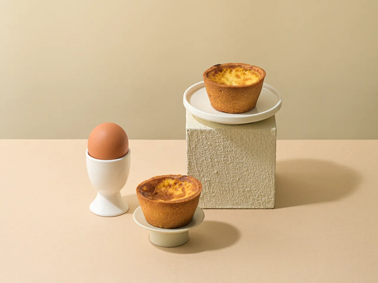 「黑糖德式烤布丁」（50元），塔皮酥鬆香脆，布丁餡軟滑充滿了19號純生鮮奶油和奶油的乳香，香甜可口，是搭茶的最佳選擇。19號發酵奶油提供