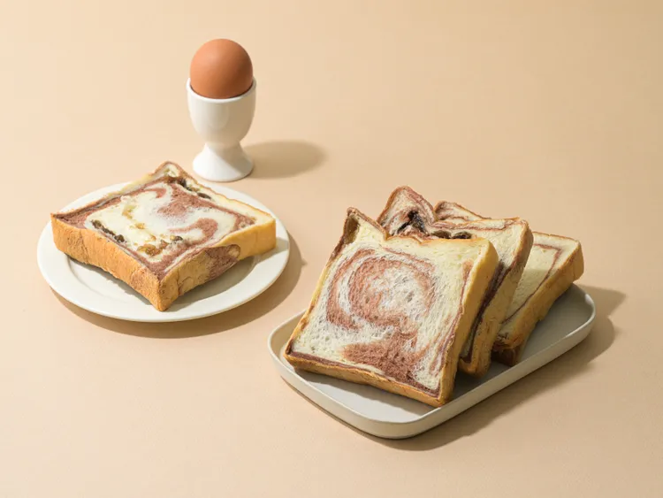 「黑糖麻糬吐司」（85元）加入了30%喬伊鮮奶，巧克力和牛奶雙色麵團Q潤可口，香氣撲鼻的黑糖麻糬，讓口感QQ的更添咀嚼趣味。19號發酵奶油提供