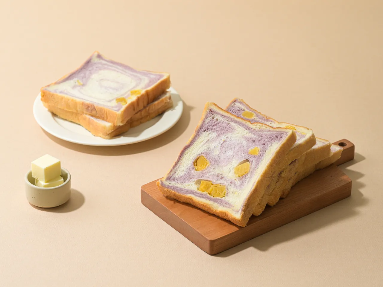 「紫芋地瓜吐司」（85元）鮮奶吐司麵團，加入了30%的喬伊鮮奶和19號純生鮮奶油等，雙色麵團帶些牛奶芋頭香，地瓜丁塊綿細化口，風味口感讓人著迷。19號發酵奶油提供