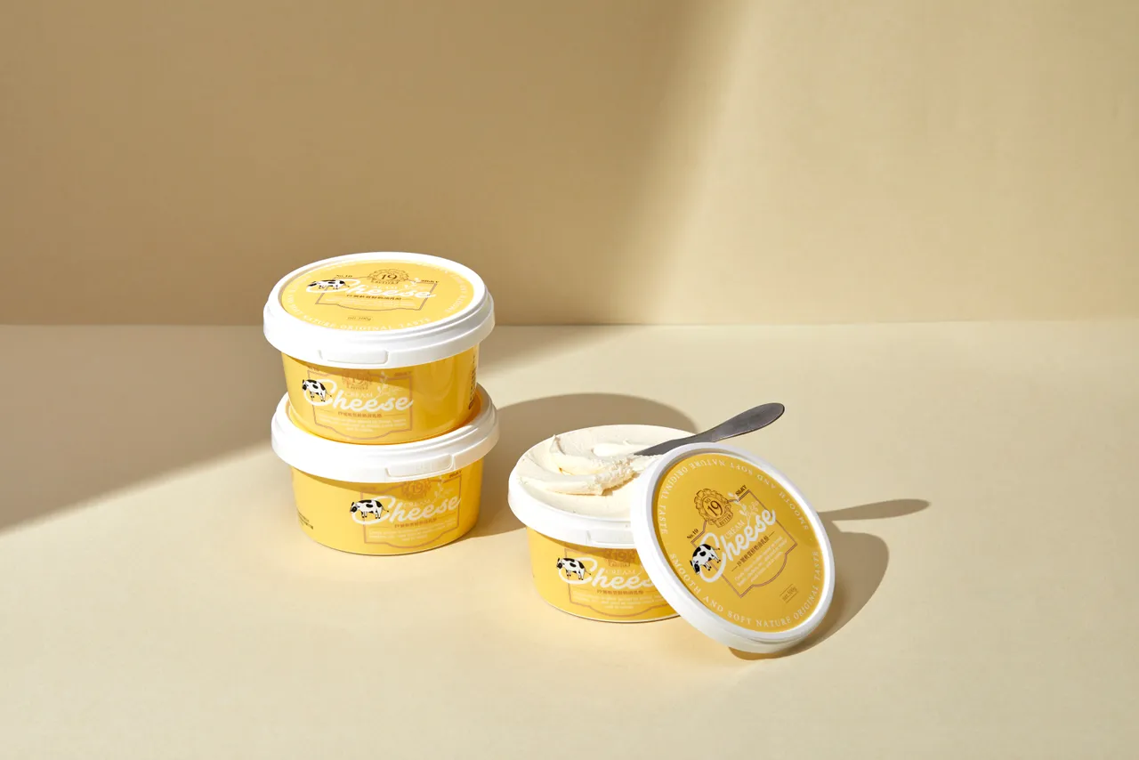 「19號軟質鮮奶油乳酪」台灣本土乳源添加優良乳酸菌製作，絲滑清爽、微酸不膩口，建議售價270元/500g。 19號發酵奶油提供