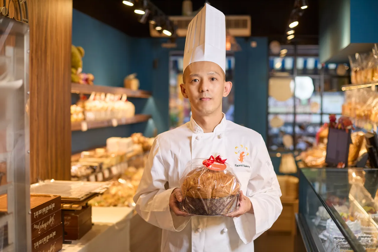 抹去大賽獎座光環，法歐米麵包工房的主廚林坤緯回家接下父親的麵包店，重新打磨麵包風格，讓新北市三重區巷弄間也飄散歐日風格的麵包香。19號發酵奶油提供