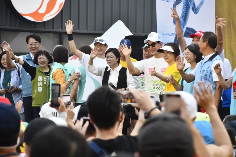 任賢齊在台上向民眾揮手。縣府提供