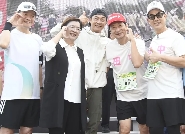 彰化田中马拉松上午起跑，艺人任贤齐、九孔等人也热情参与。县府提供