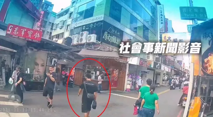 小货车的行车纪录器拍下窃贼拿走背包的画面。翻摄社会事新闻影音