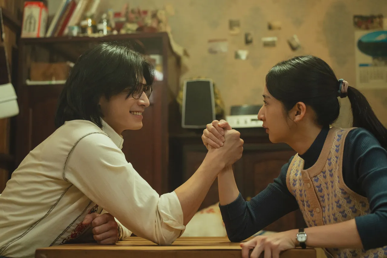 宋柏緯和李沐在《那張照片裡的我們》再度合作，默契十足，比腕力的橋段打動不少人。瀚草文創GrX STUDIO提供