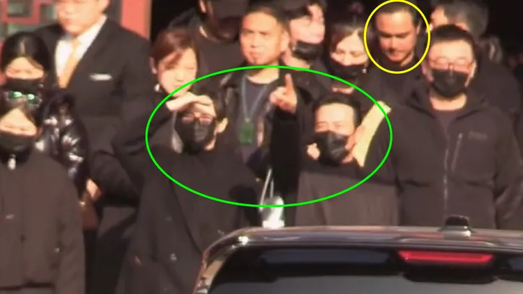 羅晉今為父親辦告別式，唐嫣一路陪伴（綠圈處），好友明道（黃圈處）到場致哀。翻攝狐廠大拷問微博