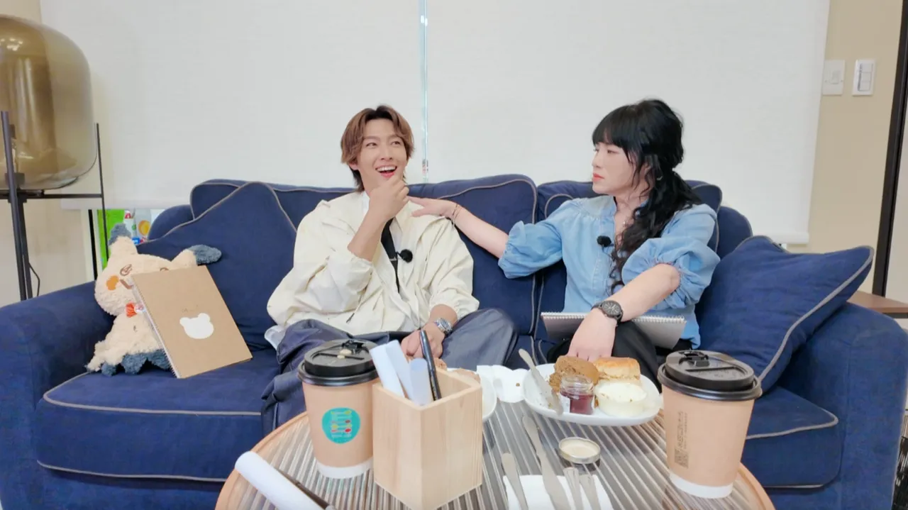 唐绮阳以温柔又直接的方式分析人际课题，给予炎亚纶建议。大浪娱乐提供