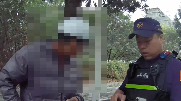 陈姓男子骑机车被警方拦下，才发现机车未续保强制险被注销车牌，最高可能被罚3.6万元。民众提供