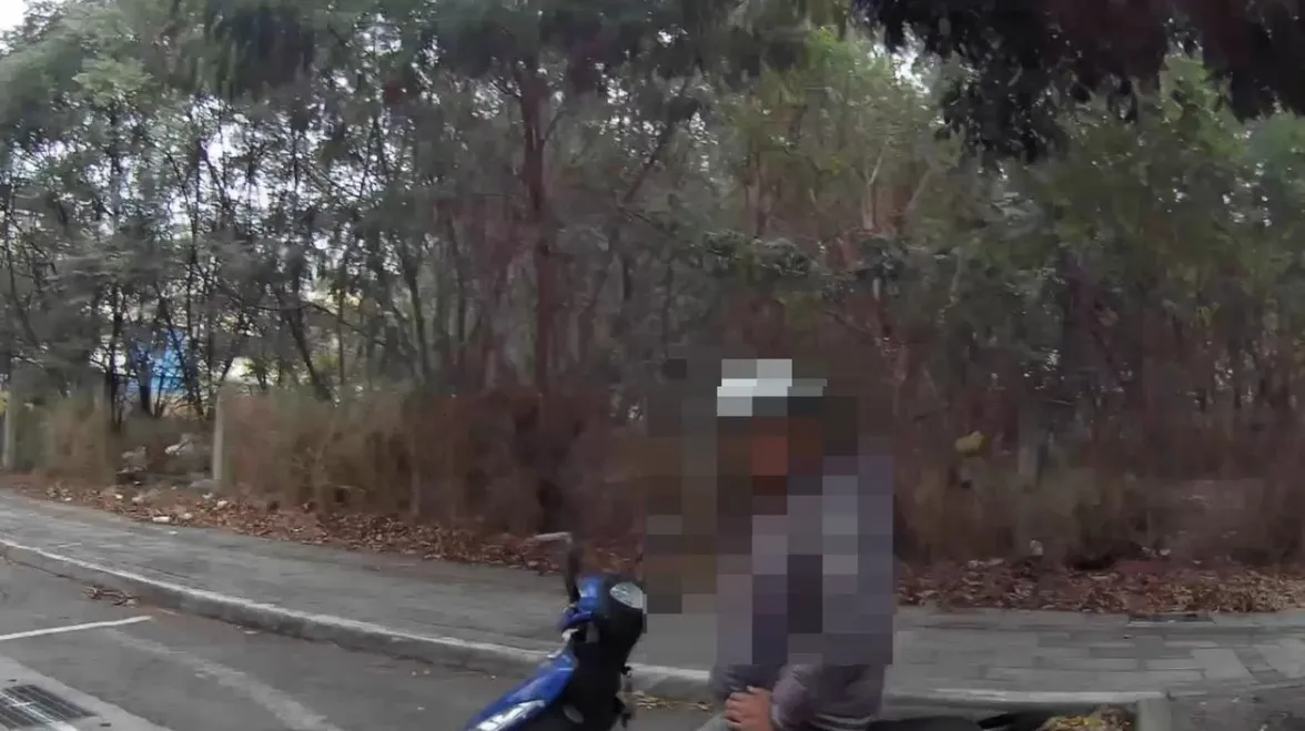 陈男骑机车违规被拦查，才发现车牌已被注销。民众提供