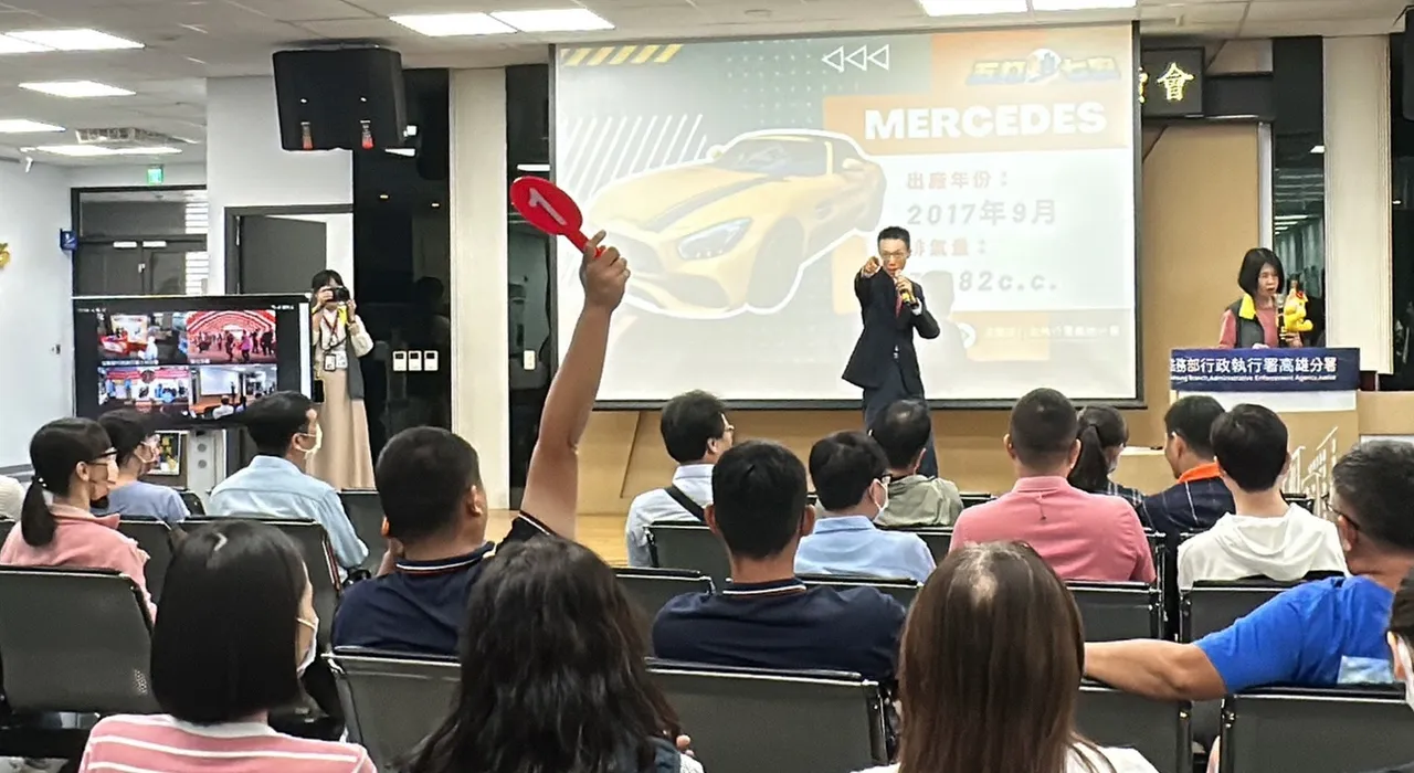 拍卖官黄昭翰检察官带动气氛下，成功刺激买气。翻摄画面