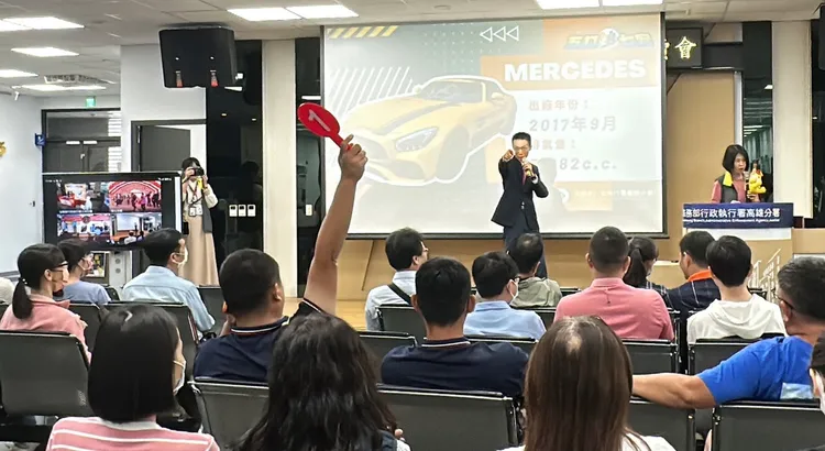 拍賣官黃昭翰檢察官帶動氣氛下，成功刺激買氣。翻攝畫面