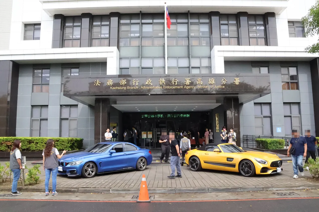 宾士AMG敞篷名车(右)以280万元顺利拍定。翻摄画面