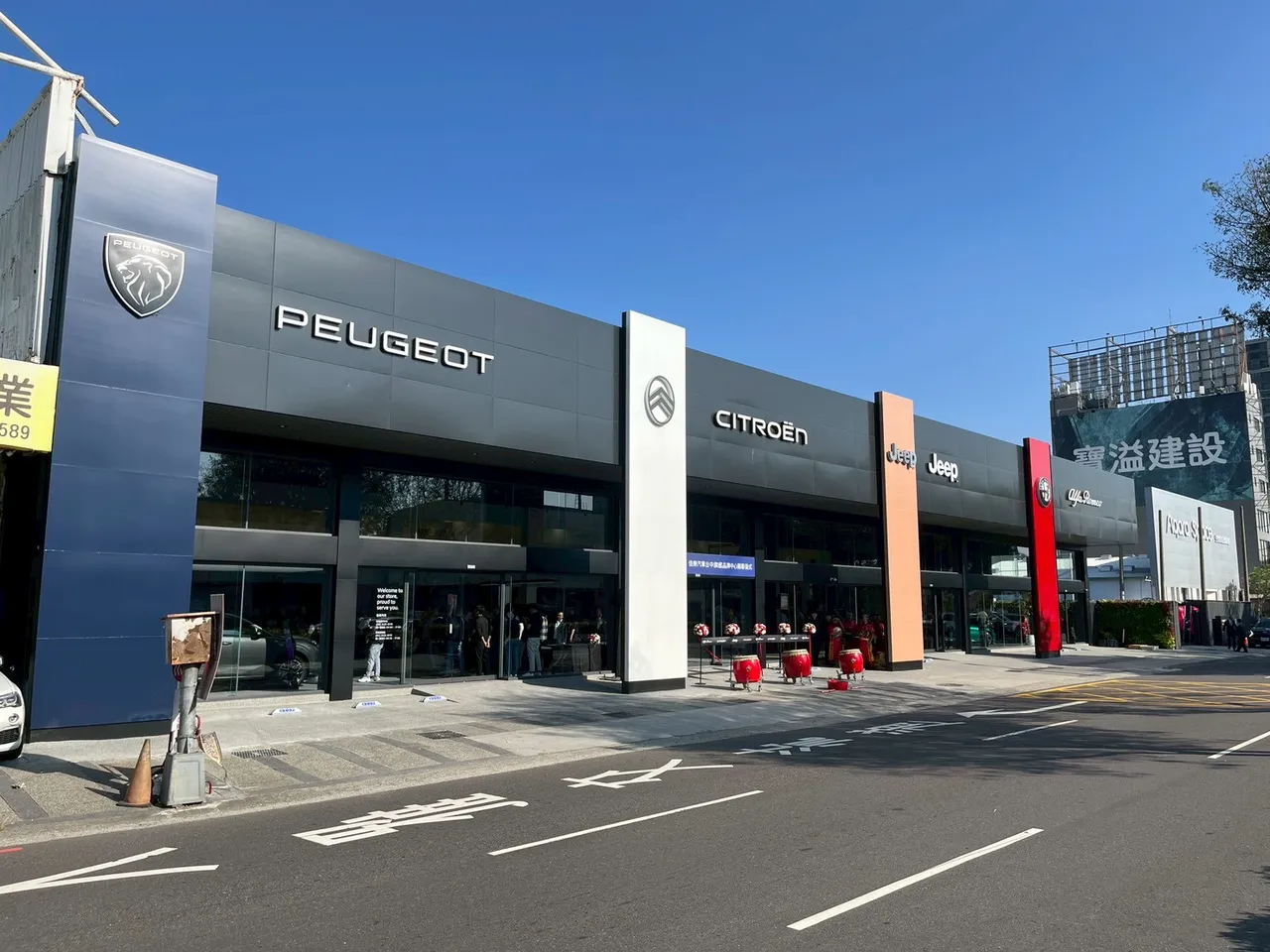 「台中旗艦品牌中心」全面導入 STELLANTIS 集團最新 STELLANTIS BRAND HOUSE 全球標準規範，是亞太地區首座完整以多品牌整合為核心精神打造。周奕豪攝