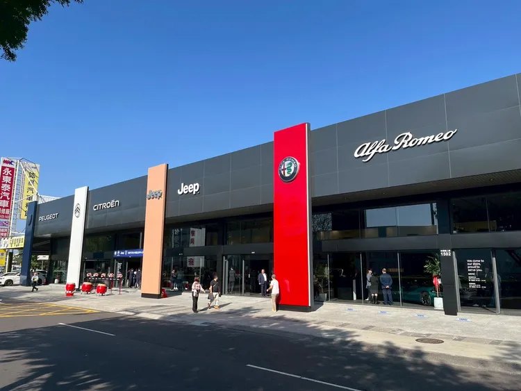 寶嘉聯合於攜手中部經銷夥伴佳樂汽車，在台中市中清路正式揭幕以STELLANTIS BRAND HOUSE全球最新規範打造的 「台中旗艦品牌中心」。周奕豪攝