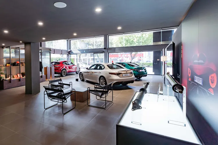 展示空間以精品設計呈現Alfa Romeo、CITROËN、Jeep、PEUGEOT四大品牌的獨立展示區，利用光影、材質與場景配置強化各品牌風格。業者提供