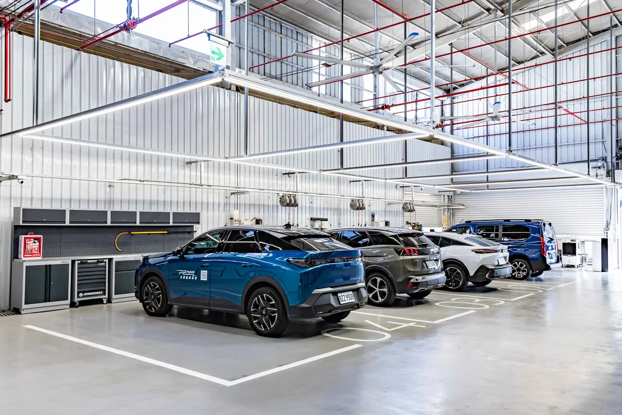 服務廠則導入原廠認證的診斷系統、進口頂車機與專屬維修工位，以符合原廠高標準規格提供專業且高效率的維修技術。業者提供