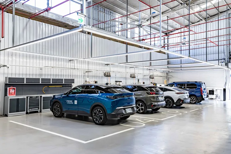 服務廠則導入原廠認證的診斷系統、進口頂車機與專屬維修工位，以符合原廠高標準規格提供專業且高效率的維修技術。業者提供