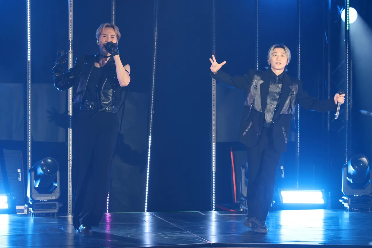 橘庆太（左）、千叶凉平又唱又跳25首歌。彭欣伟摄