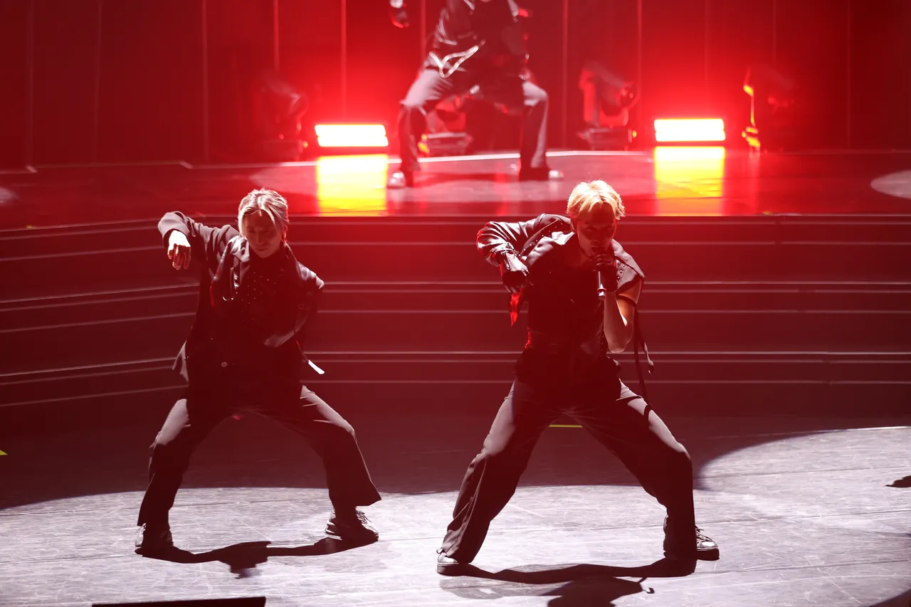 千叶凉平（左）、橘庆太卖力热舞。彭欣伟摄