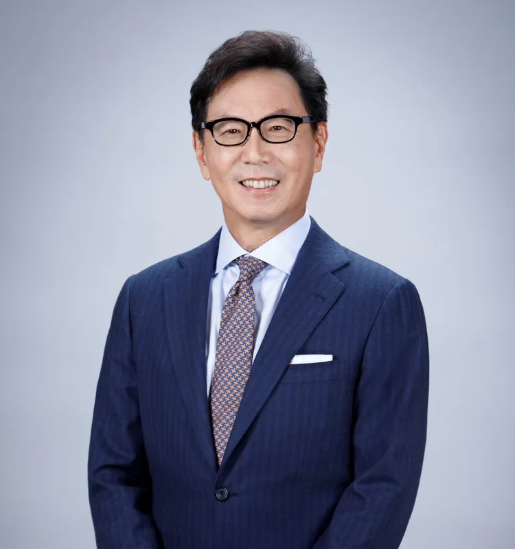 台灣大哥大董事長蔡明忠表示，感謝《天下雜誌》與評審團長期推動企業永續，以國際視野、與時俱進的評選標準，促使企業在自我檢視中持續成長。台灣大哥大第18度獲「天下永續公民獎」，不僅是對公司努力的肯定，更象徵在永續治理、能源轉型與社會共融上的長期承諾與堅持。