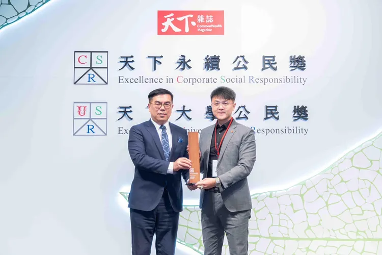 台灣大哥大榮獲「天下永續公民獎」大型企業組服務業第2名，由環境部部長 彭啓明(左)親自頒獎，並由台灣大個人用戶事業商務長 林東閔(右)代表受獎。