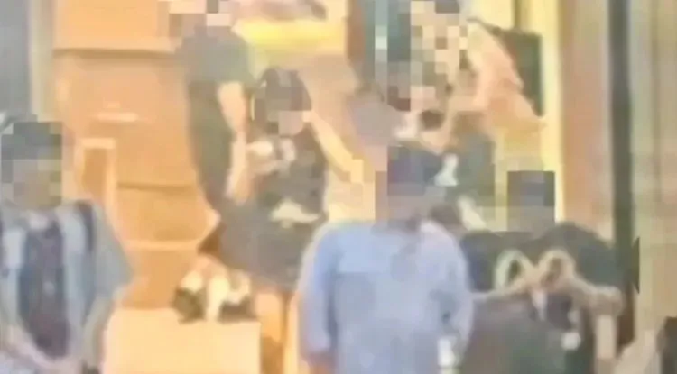 佐佐木在捷运中山站偷拍裙底遭民众压制。翻摄画面