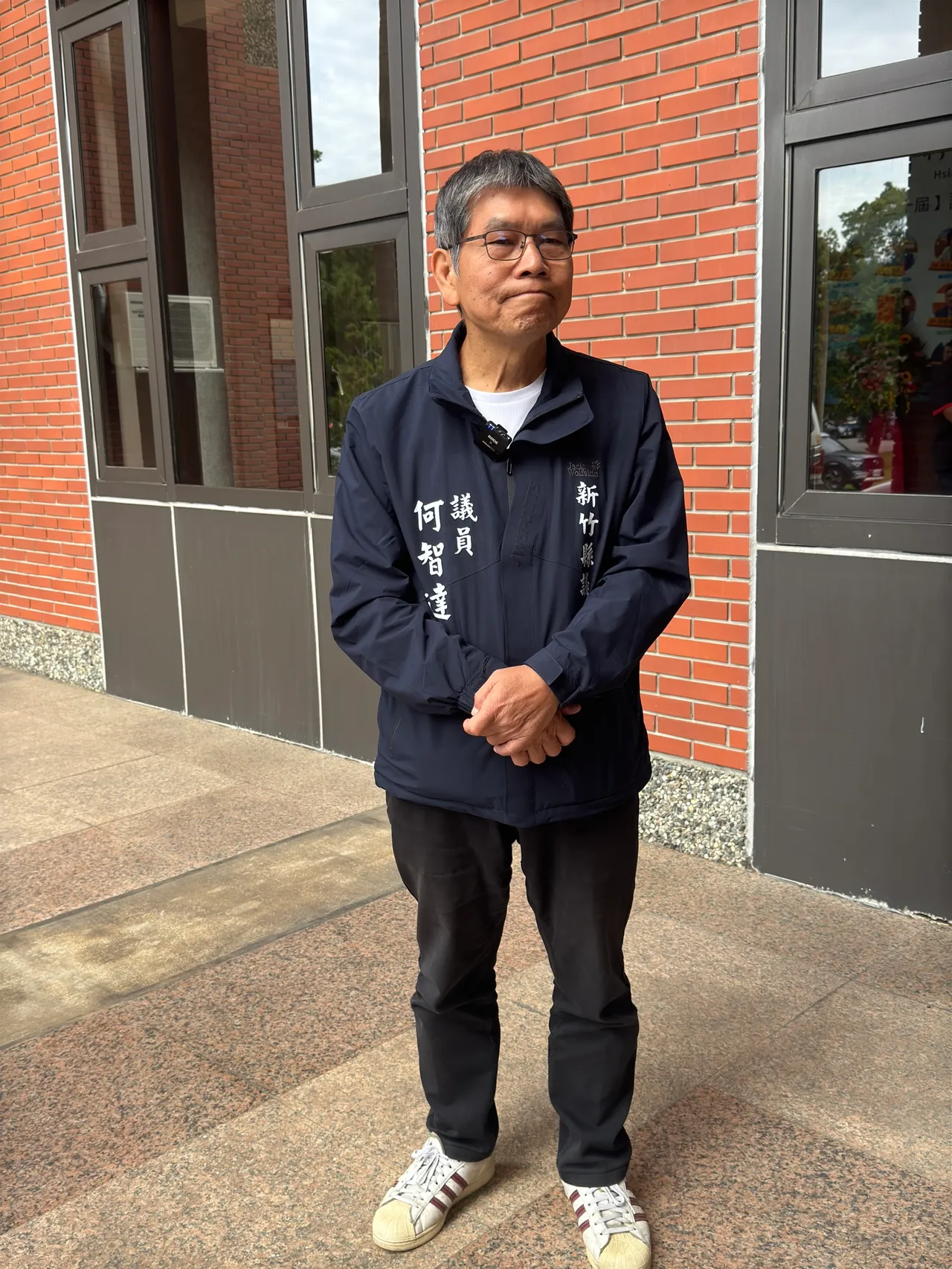 無黨籍議員何智達過去與陳見賢有非常多的合作，盛讚陳見賢很有想法、頭腦敏捷。服務處提供