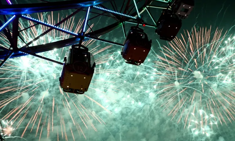 義大遊樂世界跨年夜推出摩天輪VIP煙火派對，享受煙火景第一排的震撼之美。義大提供