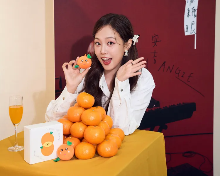 安吉为首张专辑展开为期8个月马拉松式宣传。索尼音乐提供