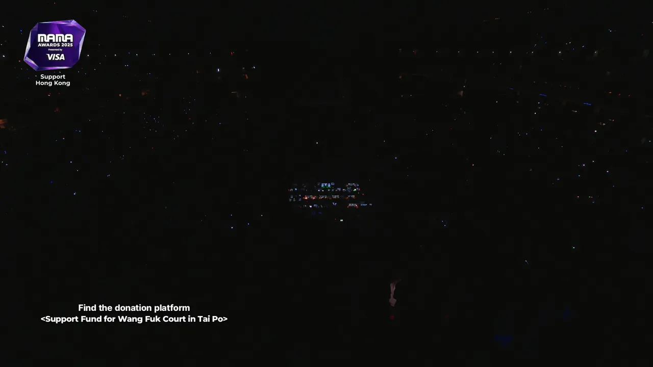 現場全暗燈默哀1分鐘。翻攝Mnet