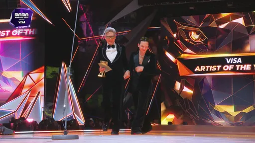 MAMA｜周润发满头白发现身牵GD热舞！Stray Kids得年度专辑都哭了