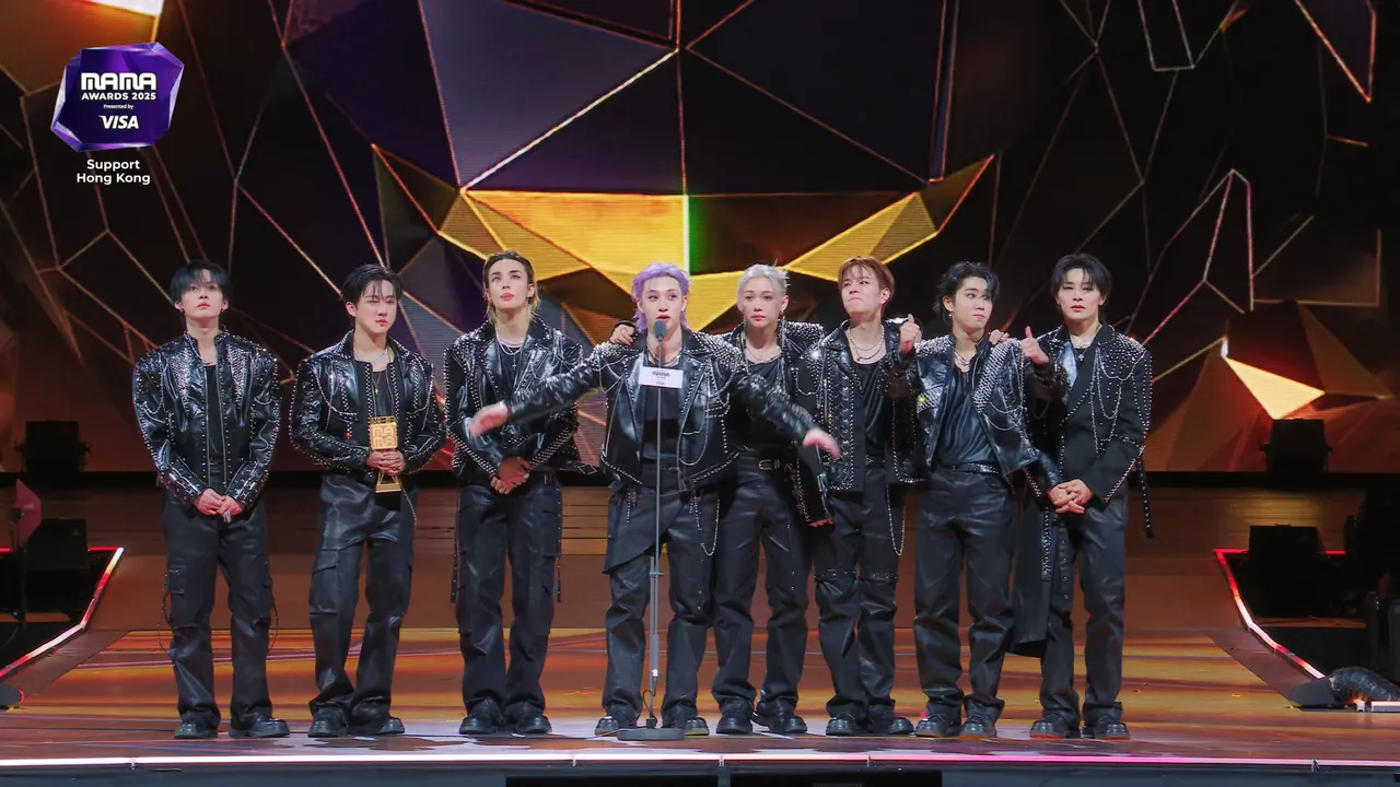 Stray Kids獲得年度專輯獎，激動落淚。翻攝Mnet